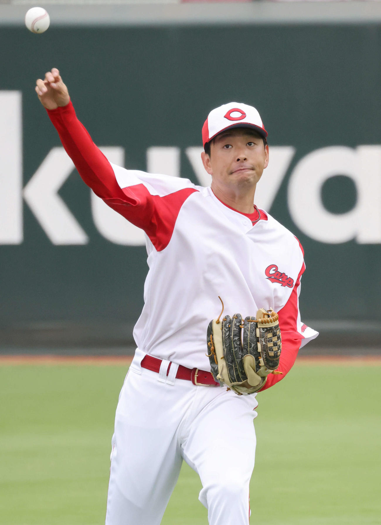 広島投手指名練習　キャッチボールをする大瀬良（撮影・加藤孝規）