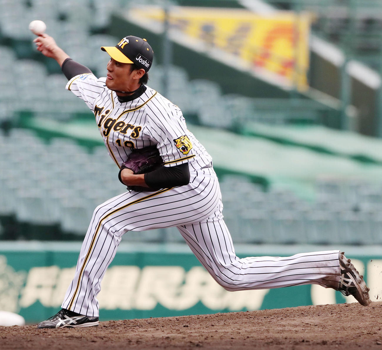 阪神対ソフトバンク　6回表、ソフトバンク打線相手に好投を見せる藤浪（撮影・加藤哉）