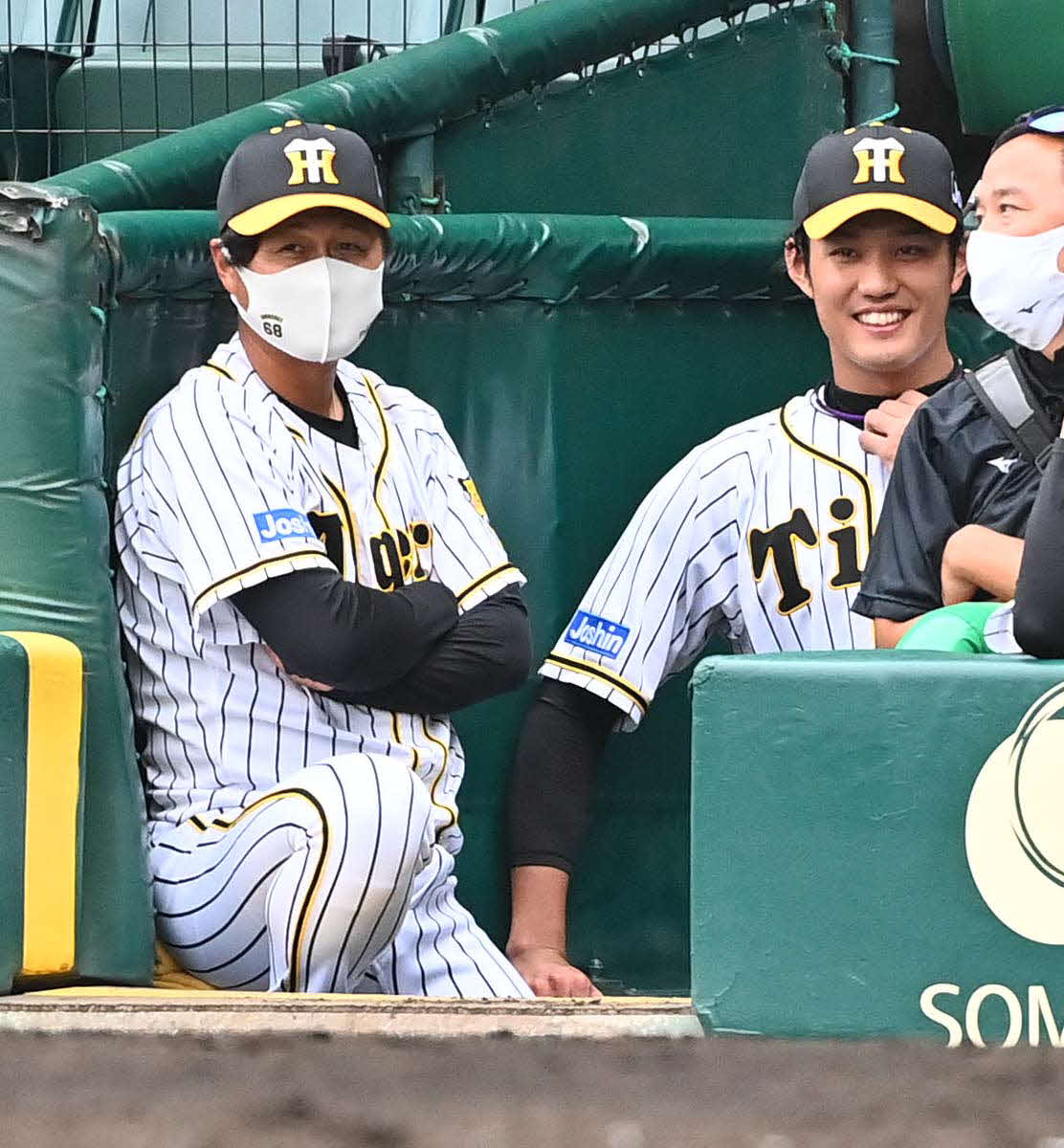 引退を決めた俊介（左）と話をする藤浪（撮影・上田博志）