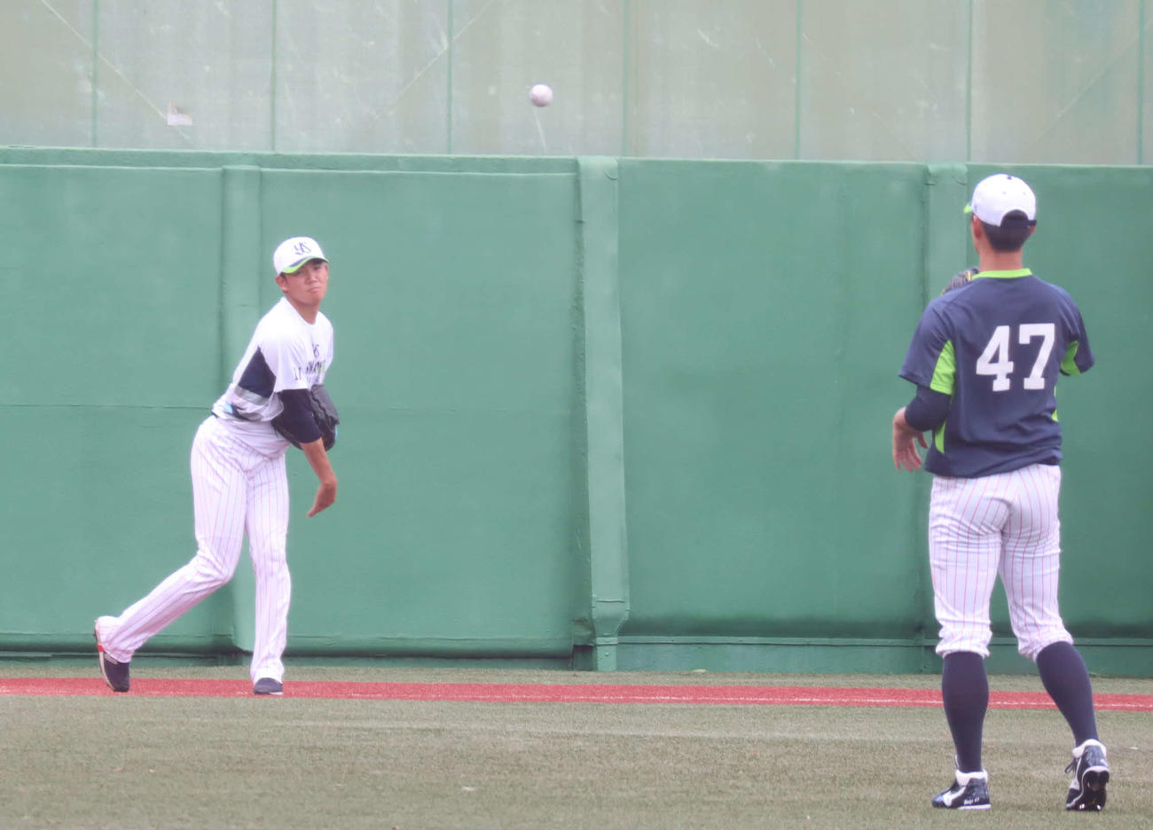 神宮外苑でキャッチボールをして調整するヤクルト奥川（左）（撮影・湯本勝大）