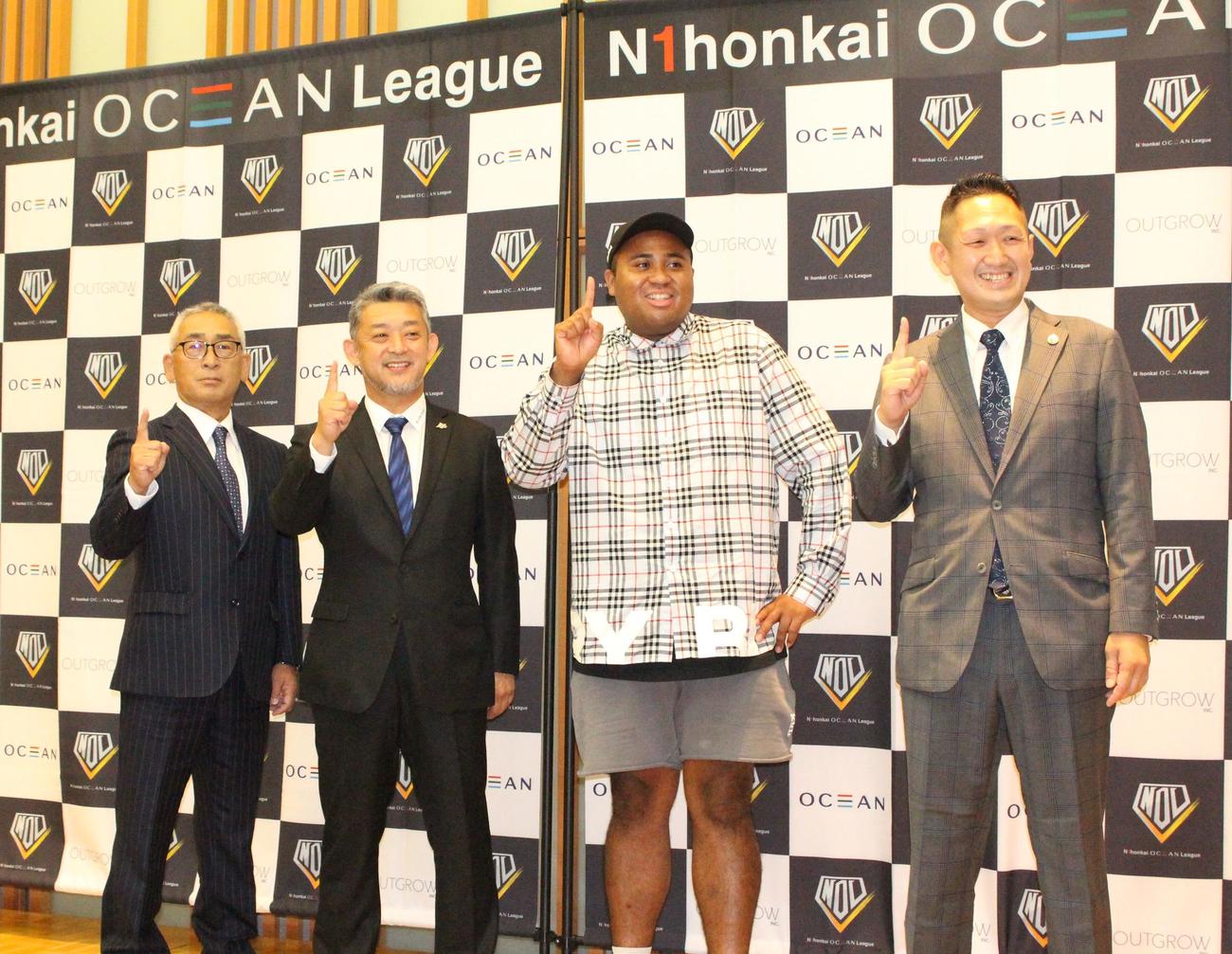 新リーグの設立会見に参加した左から富山の永森社長、石川の端保社長、お笑いコンビ「マテンロウ」のアントニー、日本海オセアンリーグの黒田CEO（撮影・保坂恭子）