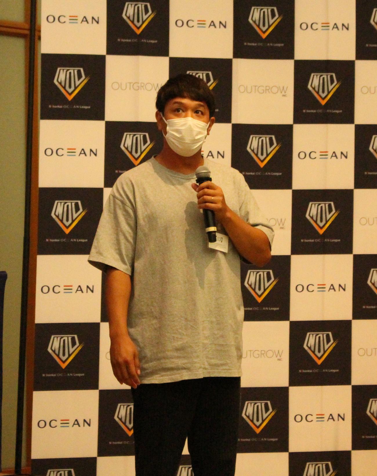 日本海オセアンリーグの設立会見に参加した、YouTubeで「トクサンTV」の動画を配信している徳田正憲さん（撮影・保坂恭子）