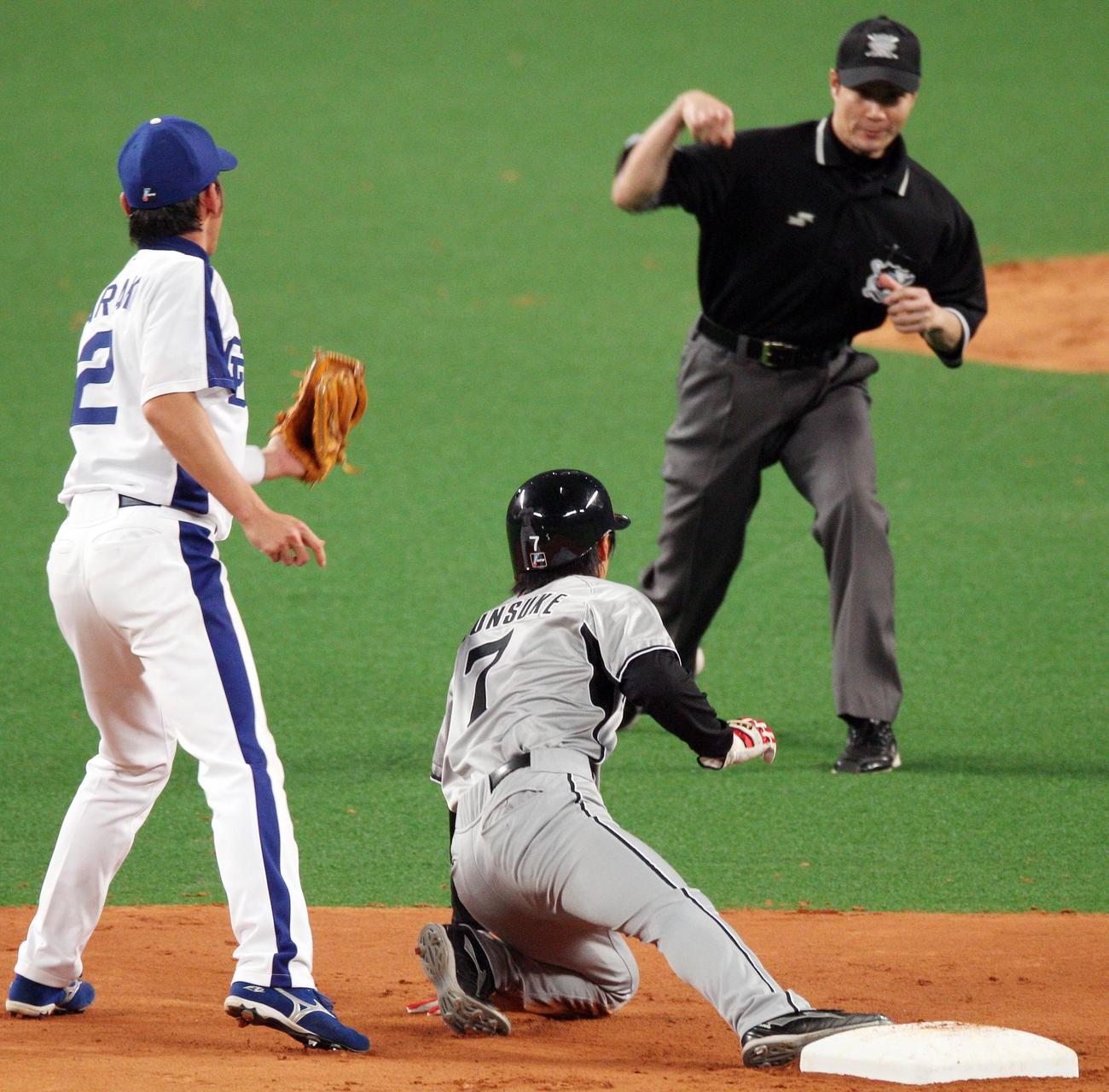 2011年4月15日の中日戦、2死一塁から盗塁を試みた俊介はタッチアウト。代打金本は打席にいたが、打席数にカウントされず、連続出場が途切れた
