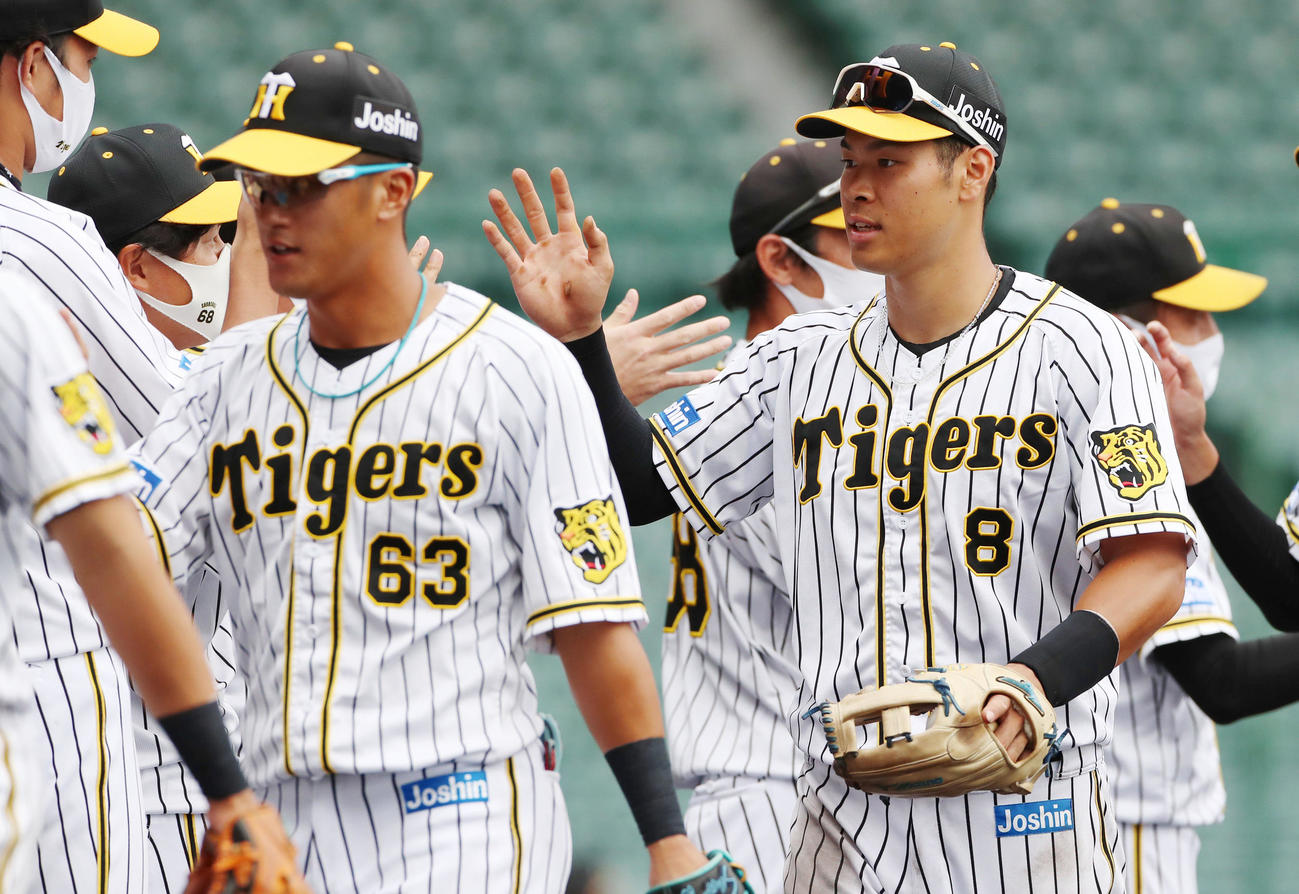 阪神対ソフトバンク　ソフトバンクに勝利し俊介（左から2人目）は佐藤輝とタッチ（撮影・加藤哉）