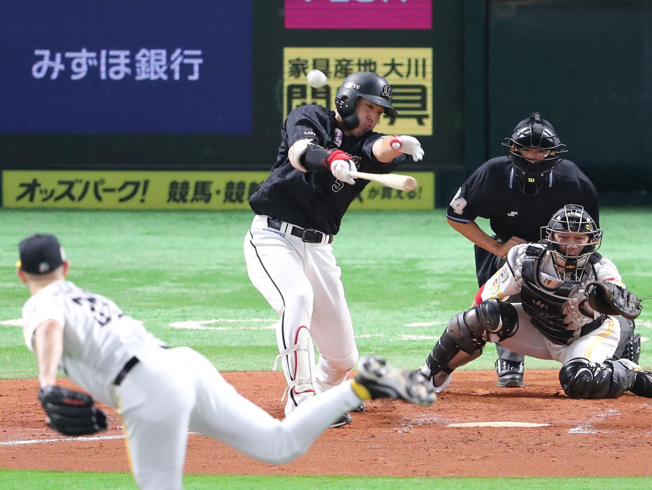 ソフトバンク対ロッテ　7回表ロッテ2死一、三塁、安田は右前に同点適時打を放つ（撮影・梅根麻紀）