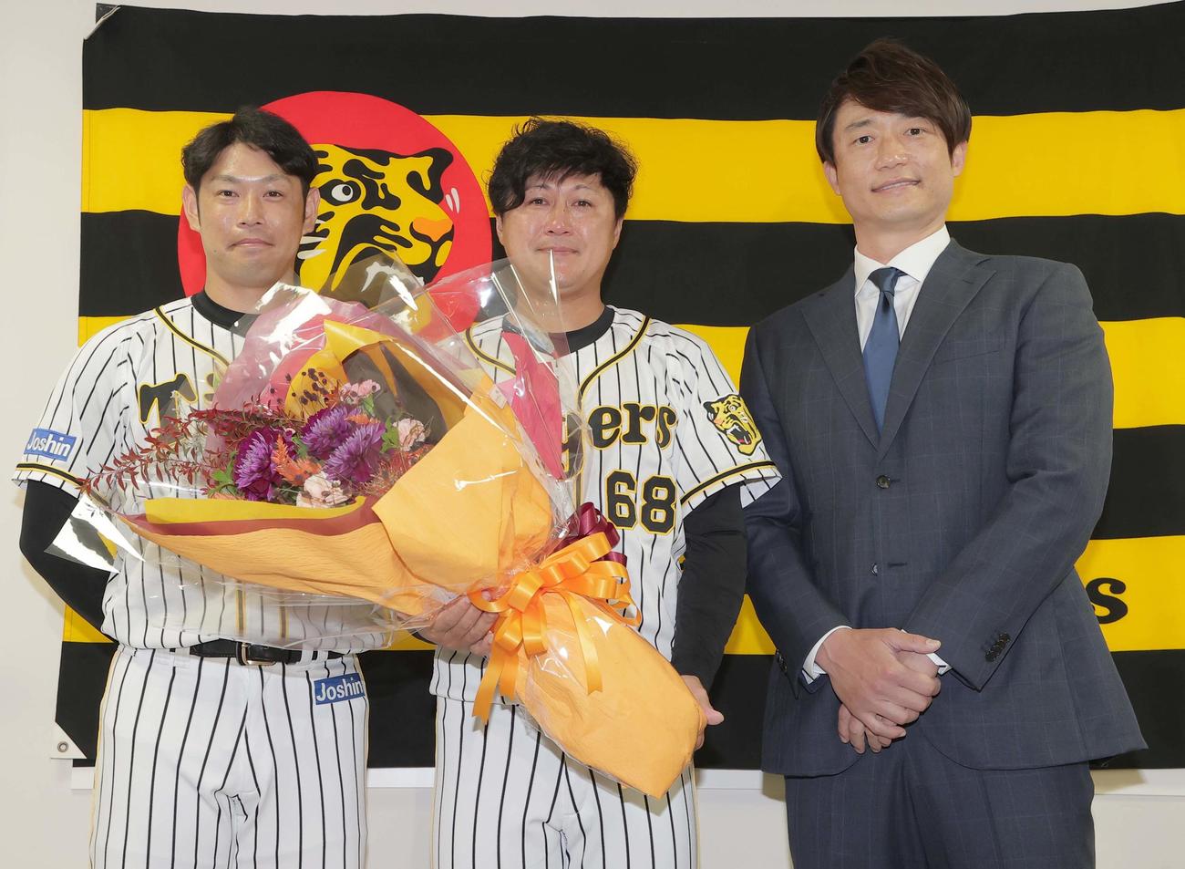 引退会見でのサプライズで原口（左）、新井コーチから花束を送られ涙を流す俊介（代表撮影）