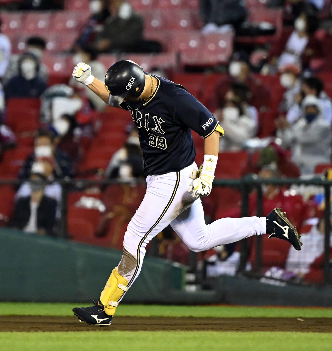 楽天対オリックス　8回表オリックス1死二塁、中越えに2点本塁打を放ちガッツポーズを決める杉本（撮影・たえ見朱実）