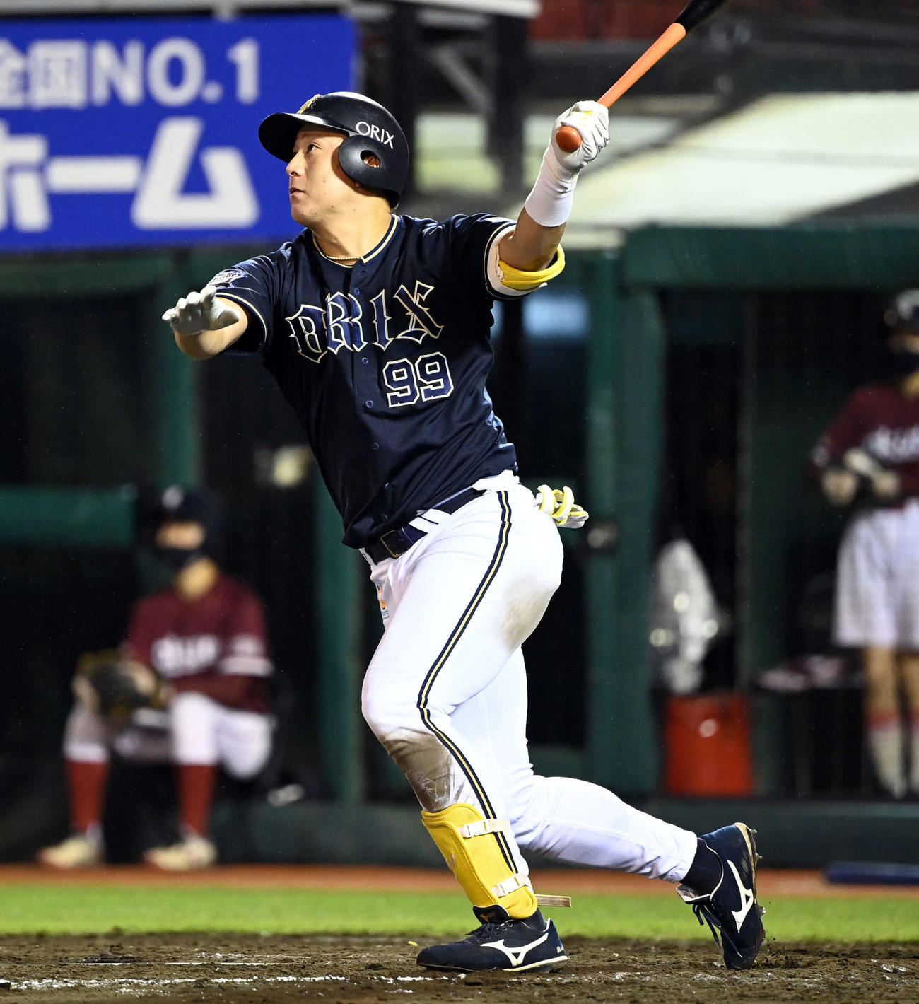 楽天対オリックス　8回表オリックス1死二塁、中越えに2点本塁打を放つ杉本（撮影・たえ見朱実）