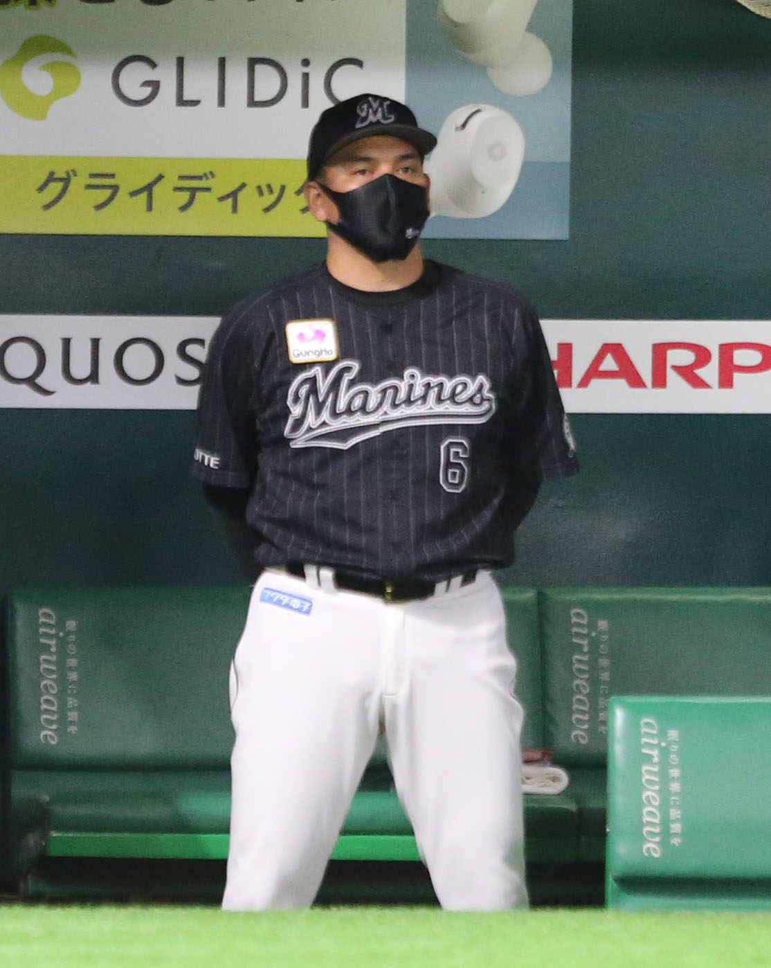 ソフトバンク対ロッテ　3回表、試合を見つめる井口監督（撮影・屋方直哉）