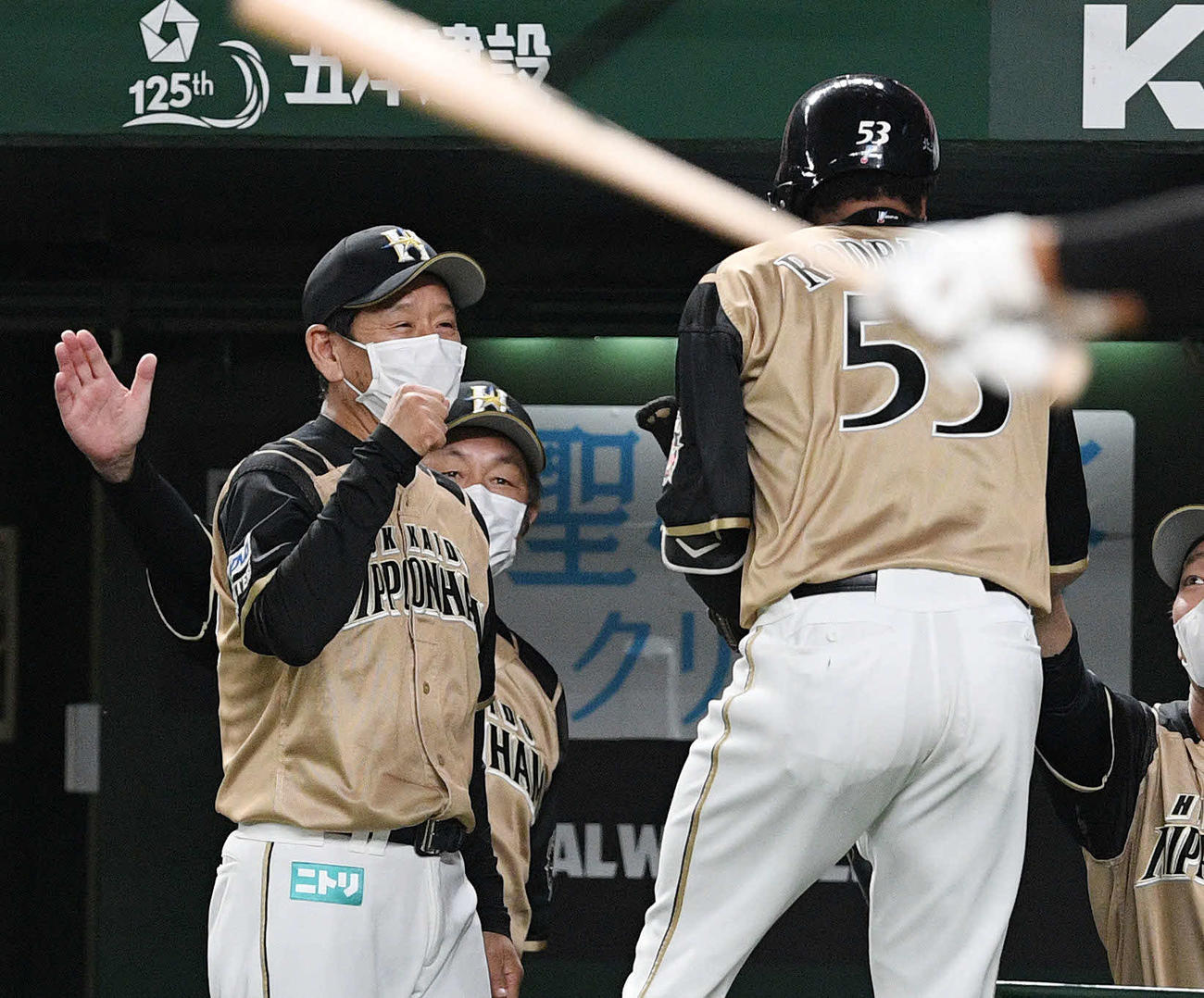 西武対日本ハム　2回表日本ハム2死、先制の左越えソロ本塁打を放ったR・ロドリゲス（右）を迎える栗山監督（左）（撮影・滝沢徹郎）
