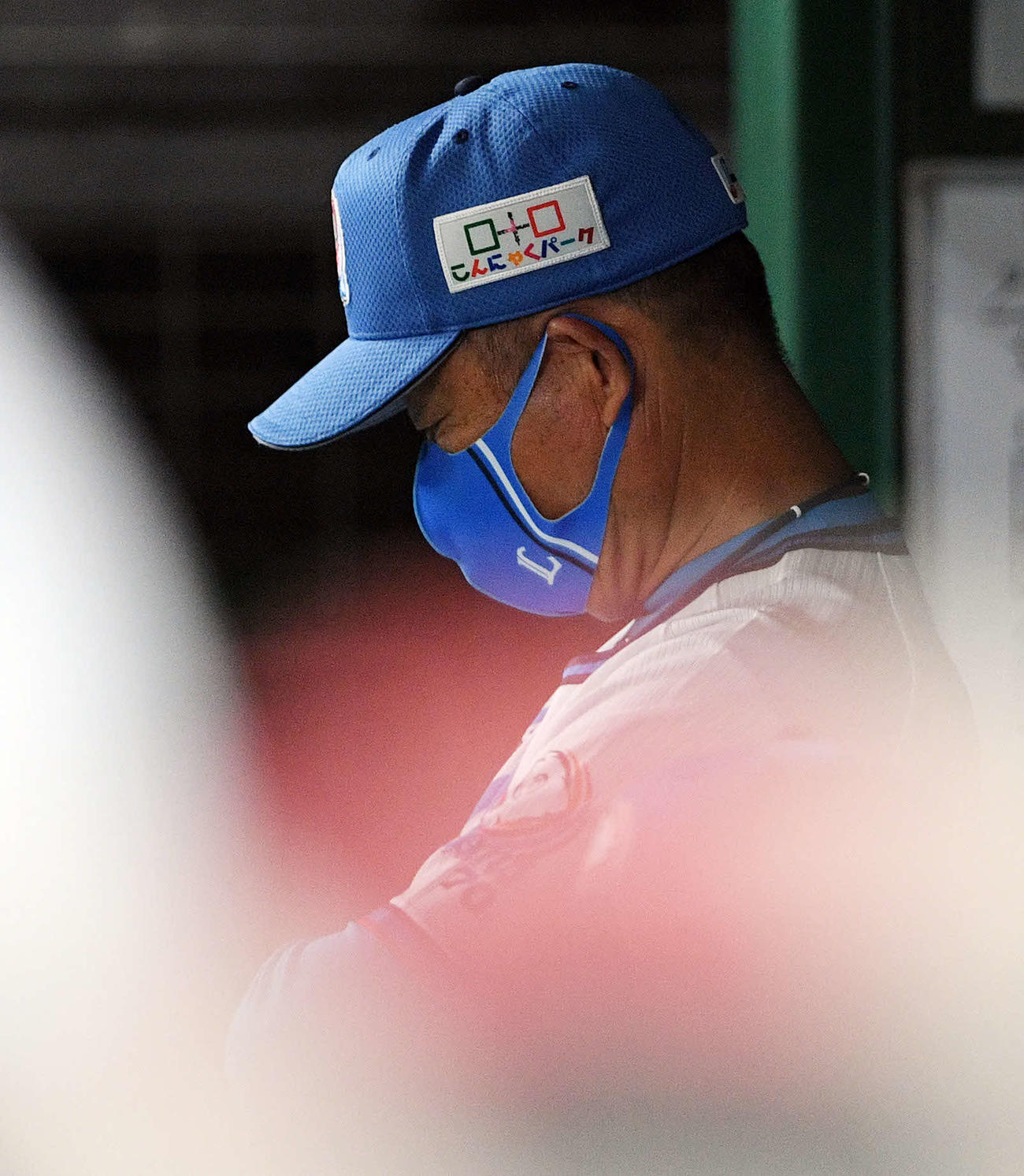西武対日本ハム　9回、ベンチで下を向く西武辻監督（撮影・滝沢徹郎）