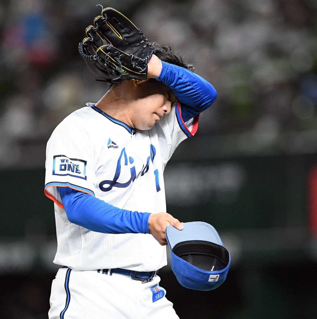 西武対日本ハム　2回表、先制を許した西武松本は汗を拭きながらベンチへ引き揚げる（撮影・滝沢徹郎）