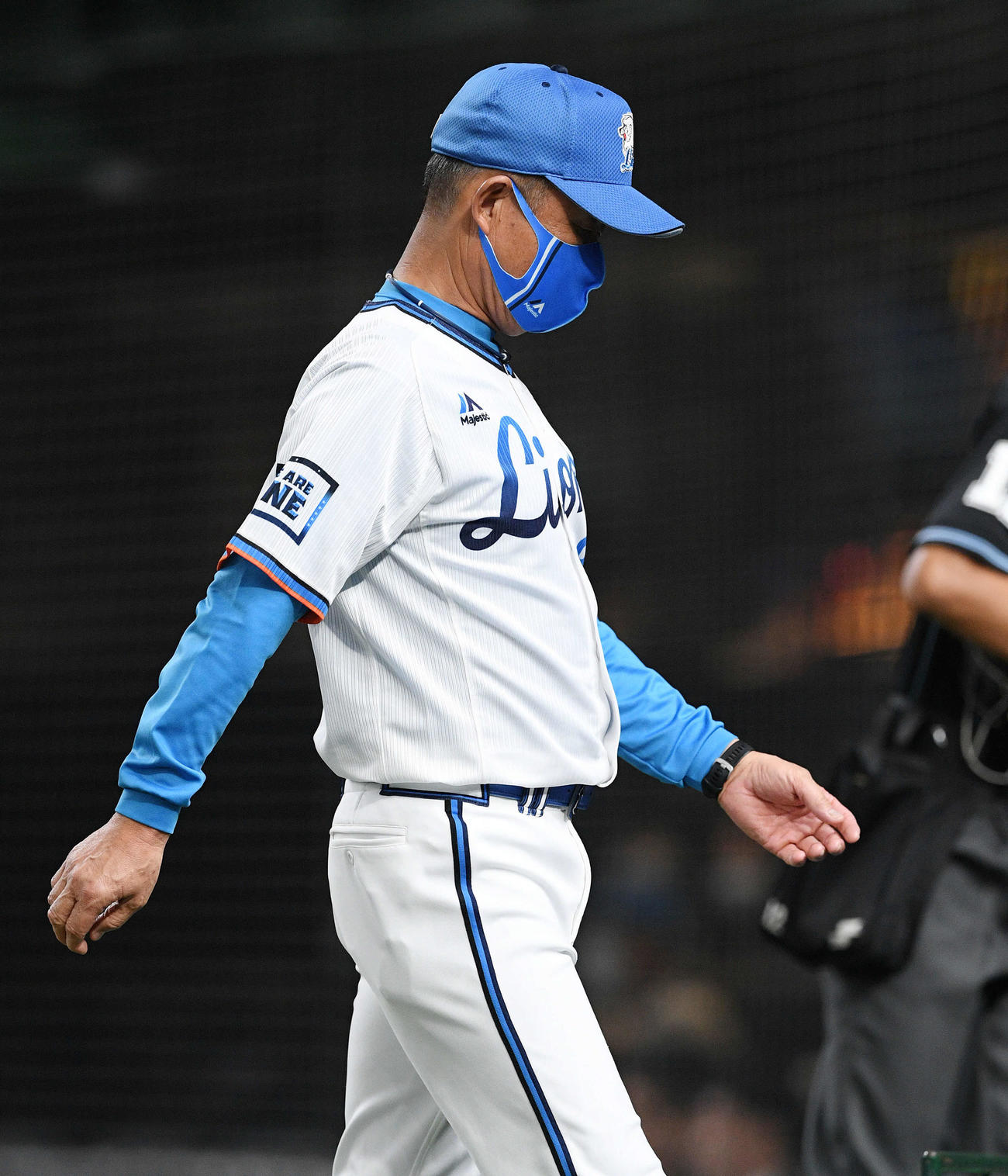 西武対日本ハム　7回、投手の交代を告げる西武辻監督（撮影・滝沢徹郎）