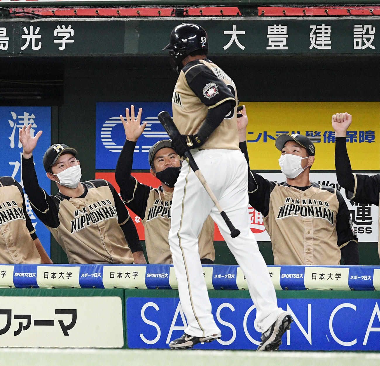 西武対日本ハム　2回表日本ハム2死、先制の左越えソロ本塁打を放ったR・ロドリゲス（手前右）を迎える谷内（奥左）ら（撮影・滝沢徹郎）