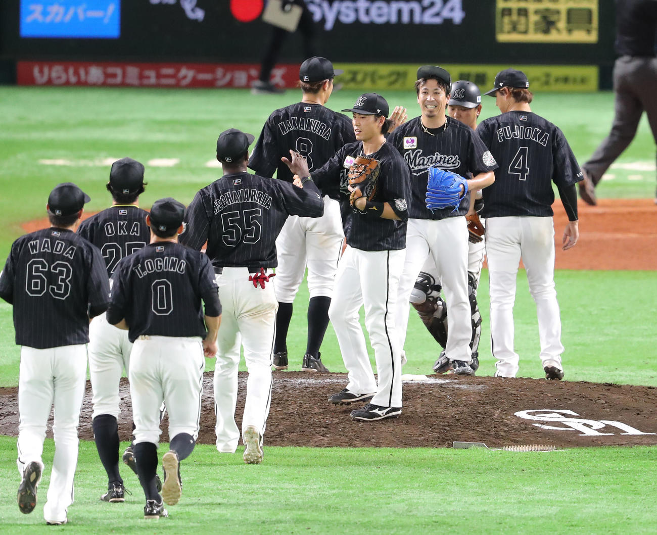 ソフトバンク対ロッテ　引き分けに終わったが、笑顔でハイタッチをかわすロッテナイン（撮影・梅根麻紀）
