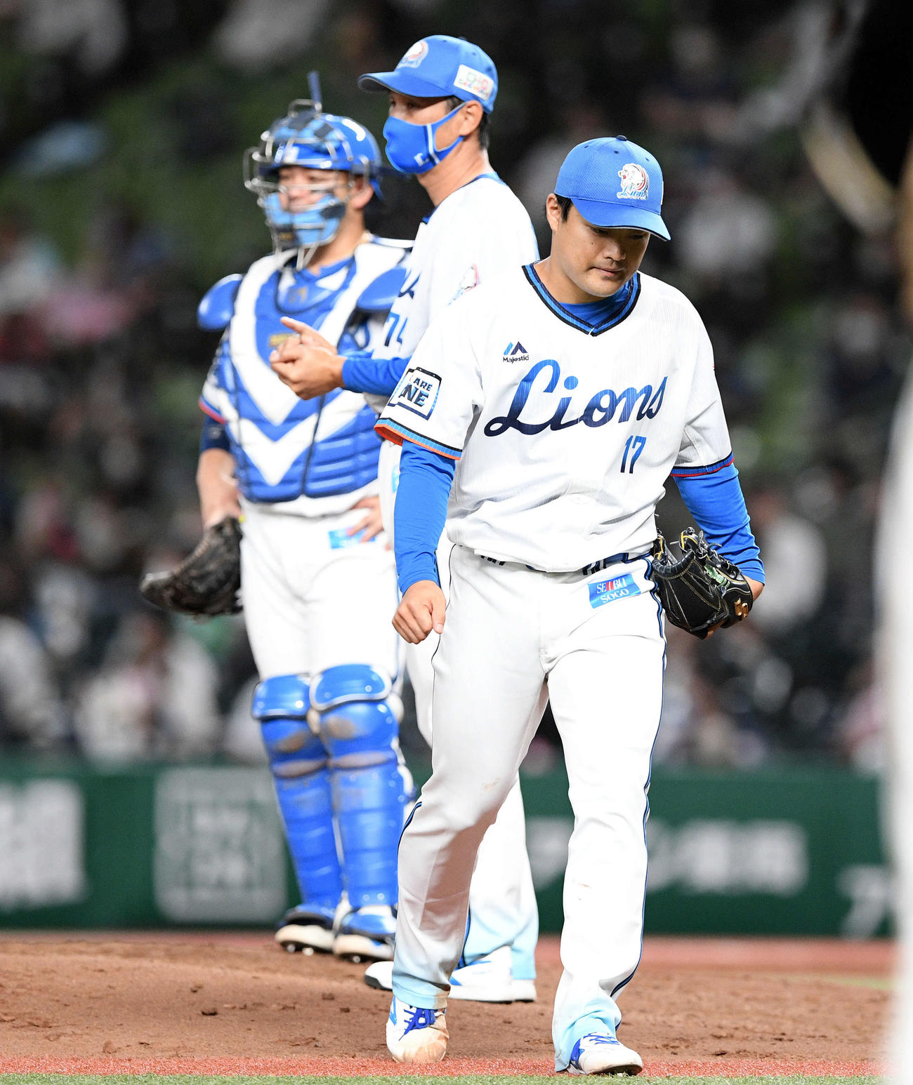 西武対日本ハム　7回、交代を告げられマウンドを下りる西武松本（手前）（撮影・滝沢徹郎）