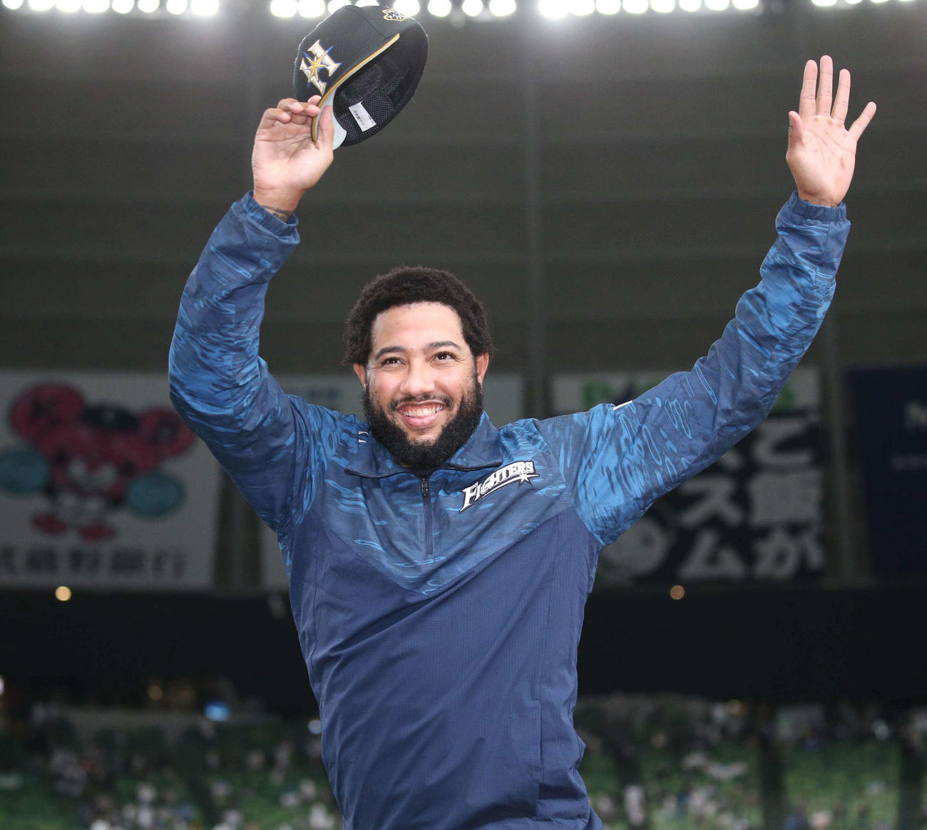 西武対日本ハム　試合後、スタンドに手を振るR・ロドリゲス（撮影・黒川智章）