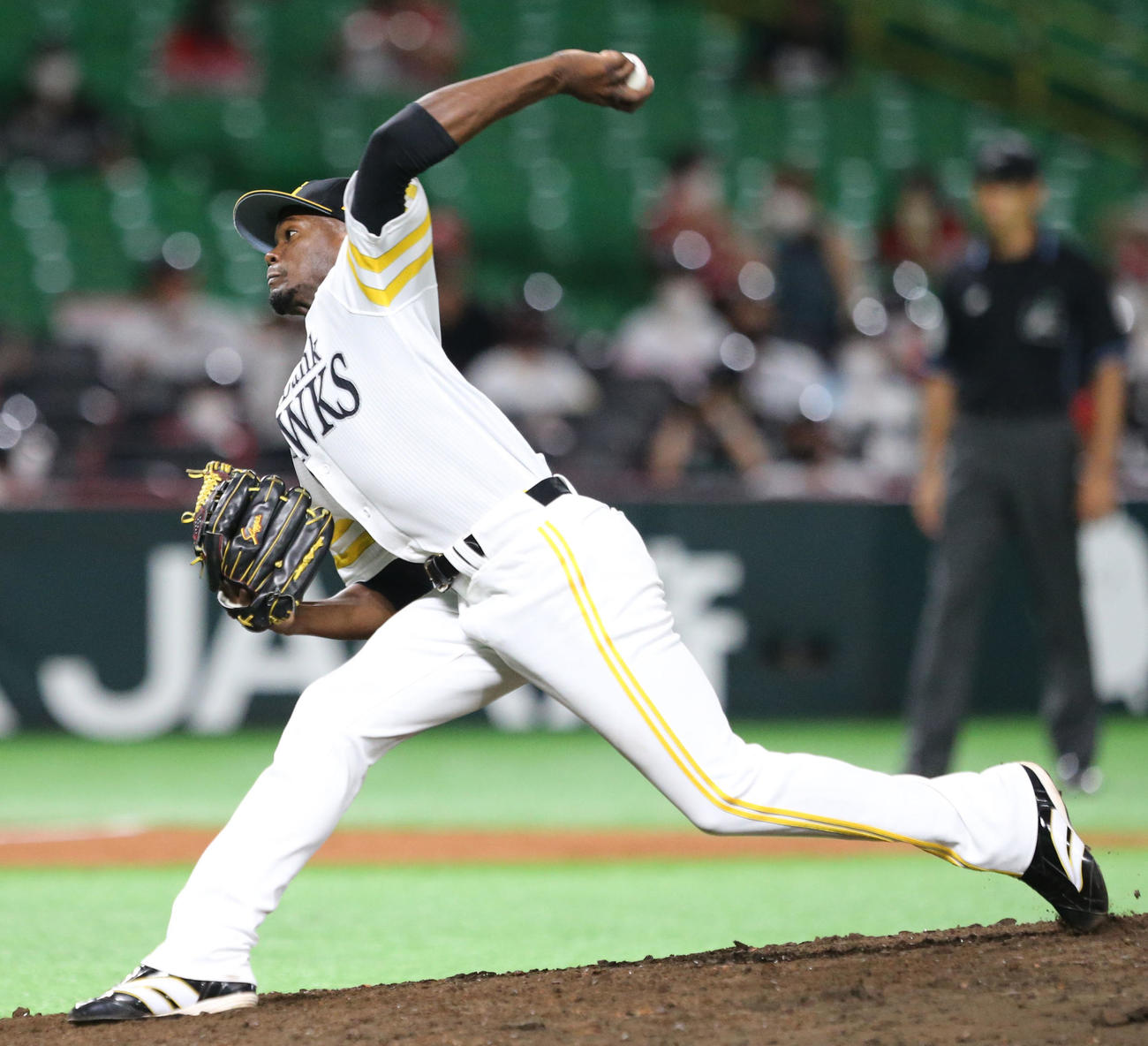 ソフトバンク対ロッテ　8回から登板したモイネロ（撮影・屋方直哉）