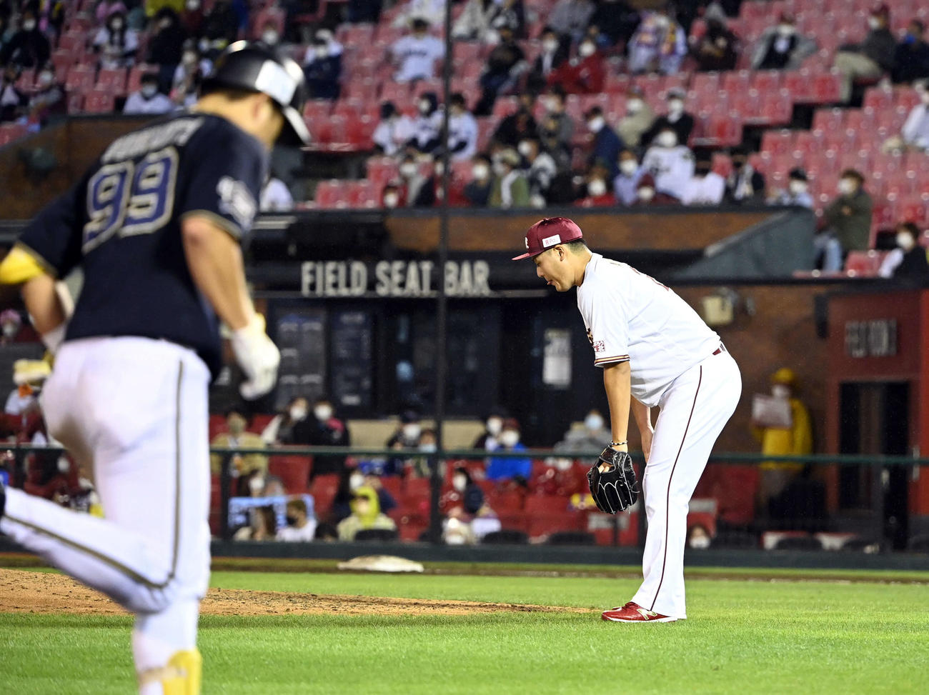 楽天対オリックス　8回表オリックス1死二塁、杉本裕太郎に2点本塁打を浴びる安楽（撮影・たえ見朱実）