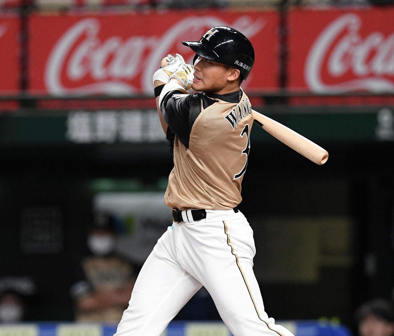 西武対日本ハム　6回表日本ハム1死三塁、王は中犠飛を放つ（撮影・滝沢徹郎）
