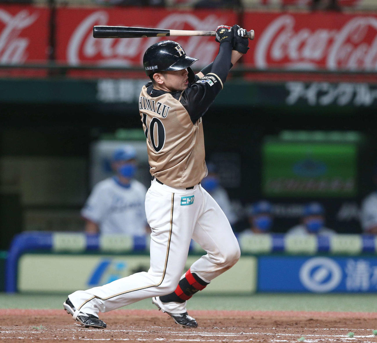 西武対日本ハム　5回表日本ハム2死一塁、右中間に適時二塁打を放つ清水（撮影・黒川智章）