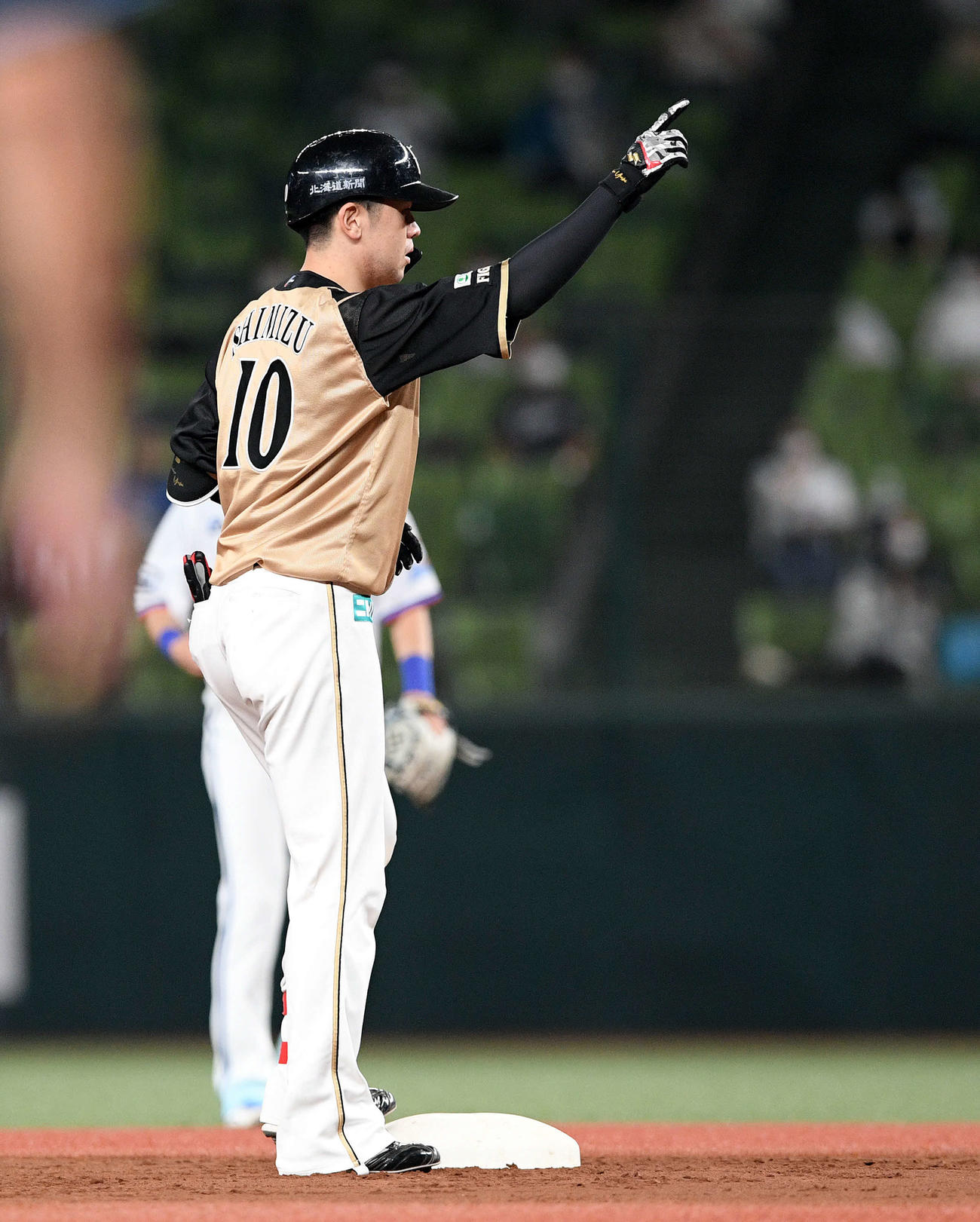 西武対日本ハム　5回表日本ハム2死一塁、右中間へ適時二塁打を放った清水はベンチを指さす（撮影・滝沢徹郎）