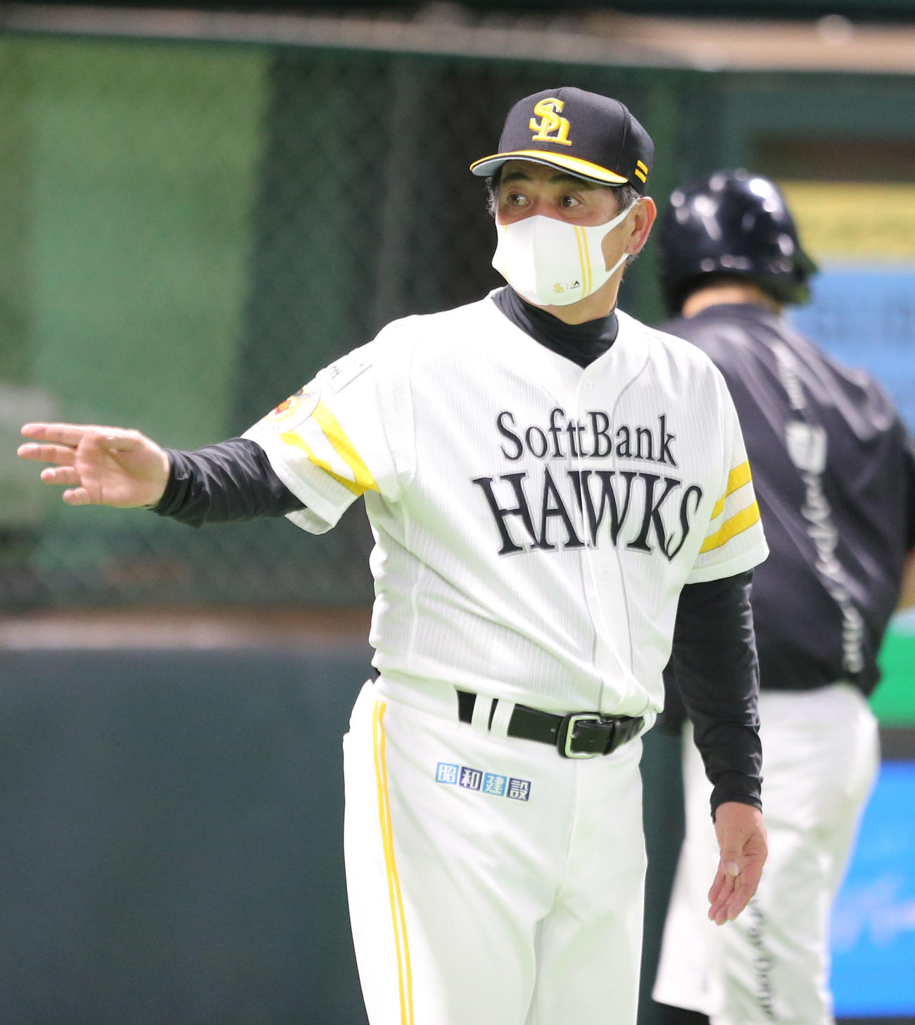 ソフトバンク対ロッテ　7回、選手の交代を告げる工藤監督（撮影・屋方直哉）