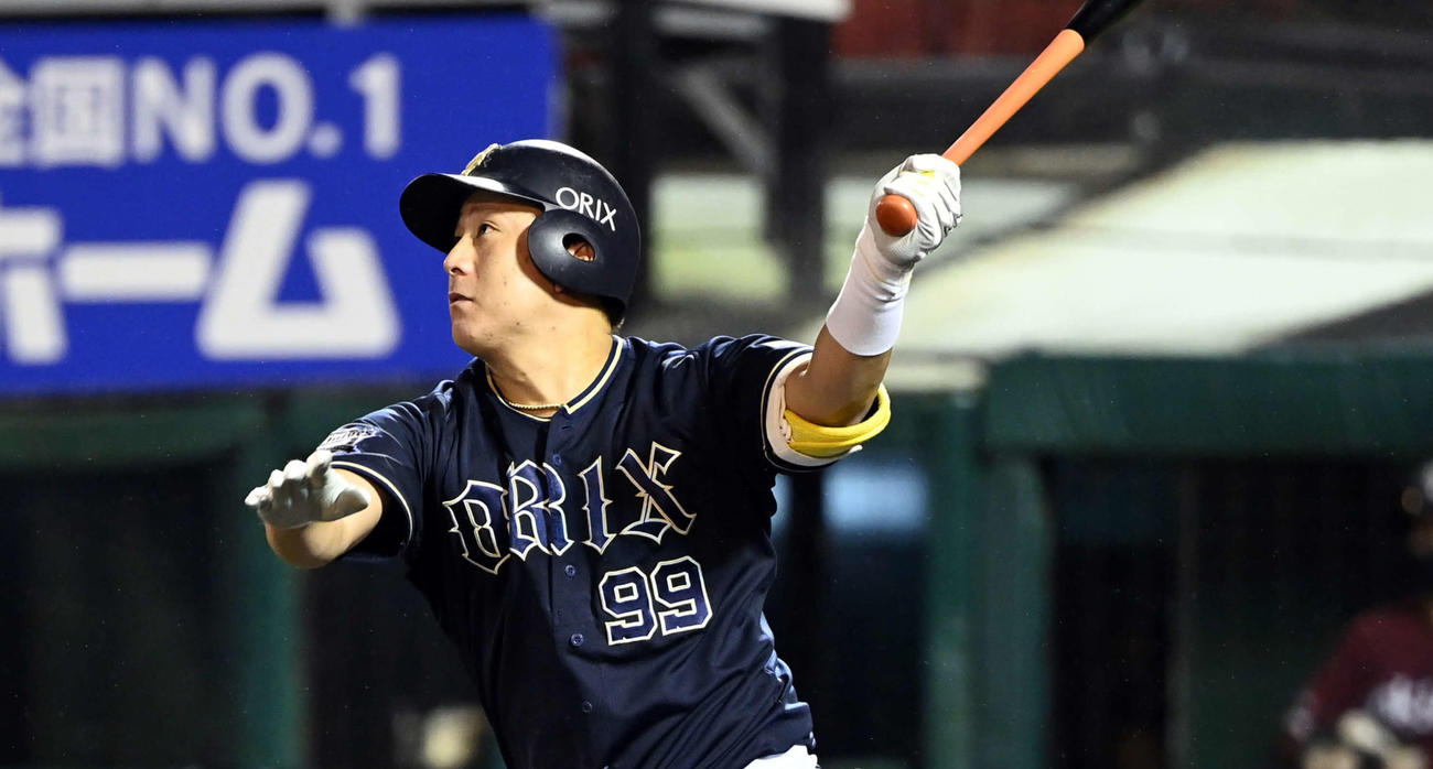 楽天対オリックス　8回表オリックス1死二塁、中越えに2点本塁打を放つ杉本（撮影・たえ見朱実）