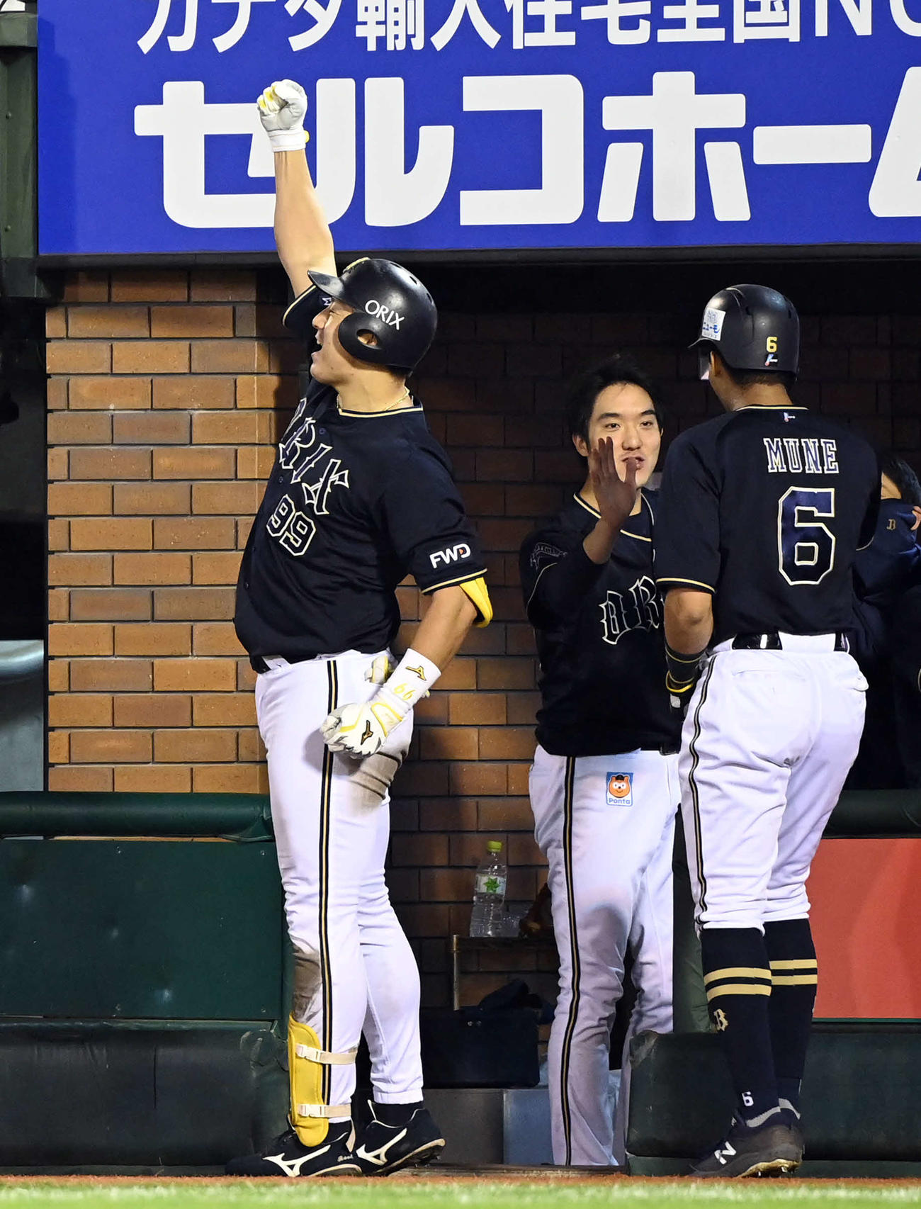 楽天対オリックス　8回表オリックス1死二塁、中越えに2点本塁打を放ち「昇天ポーズ」を決める杉本。後方は宗を迎える田嶋（撮影・たえ見朱実）