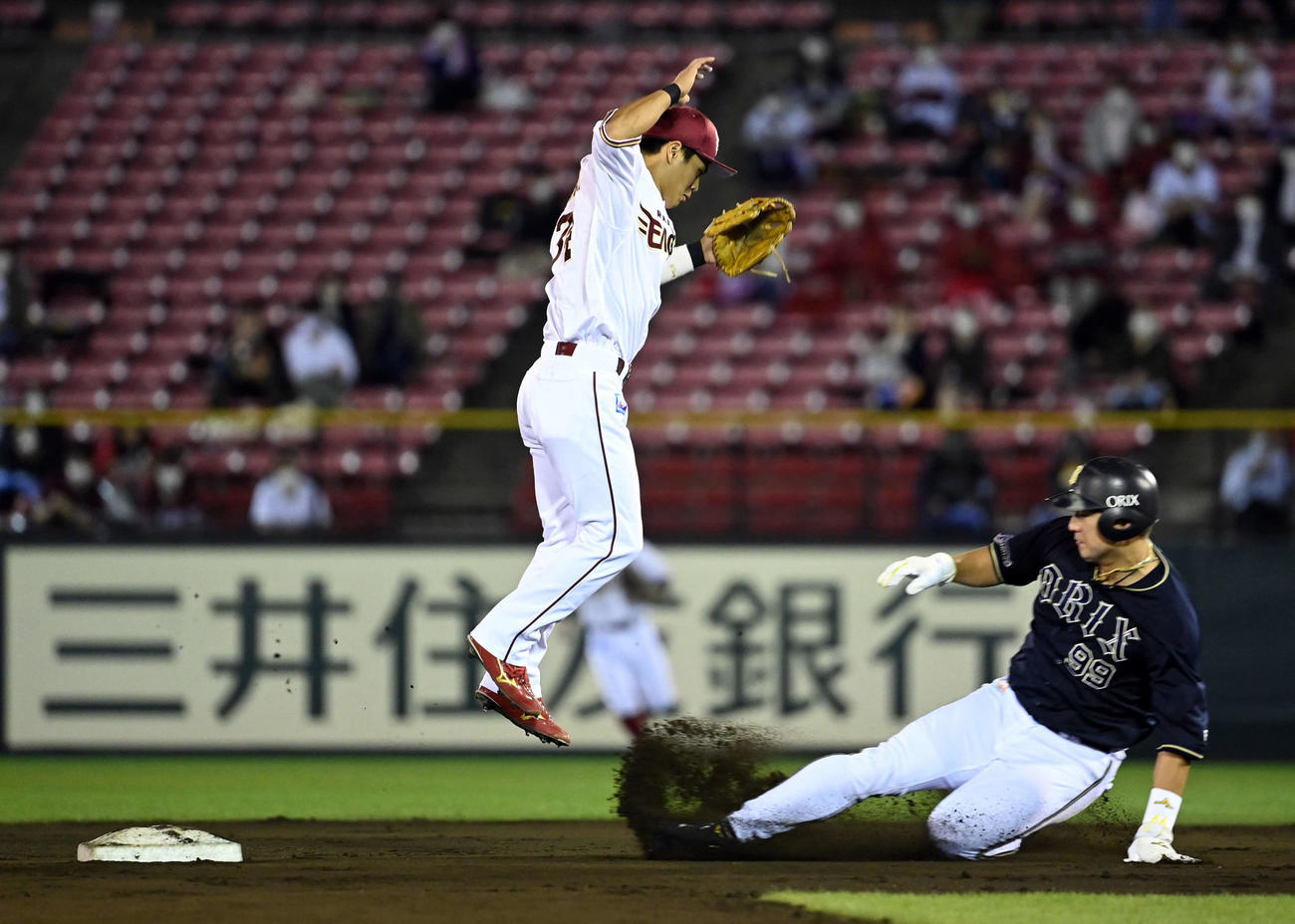 楽天対オリックス　4回表オリックス無死一塁、二盗で相手のミスを誘う杉本（撮影・たえ見朱実）
