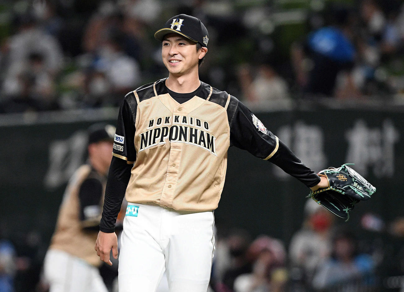 西武対日本ハム　6回裏西武2死三塁、森の三直を好捕した野村に笑顔を向ける上沢（撮影・滝沢徹郎）