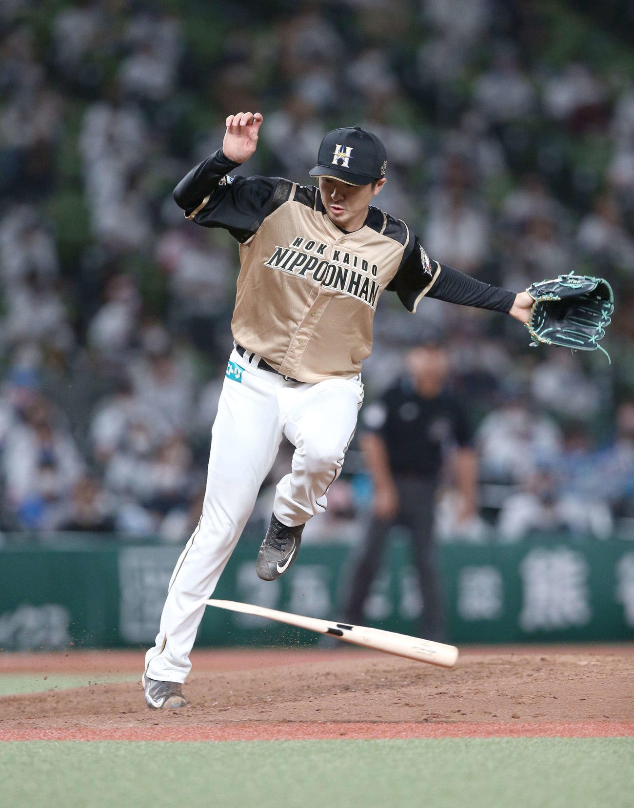 西武対日本ハム　6回裏西武無死一塁、へし折った川越のバットをジャンプしてよける上沢（撮影・黒川智章）