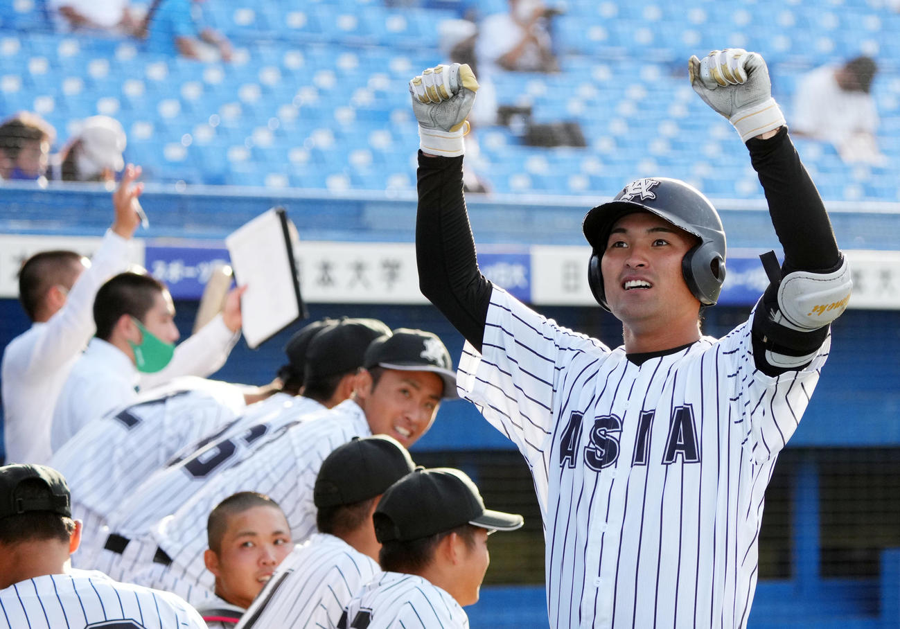 青学大対亜大　5回裏亜大無死、左越え本塁打を放ちスタンドにガッツポーズする木倉（撮影・横山健太）
