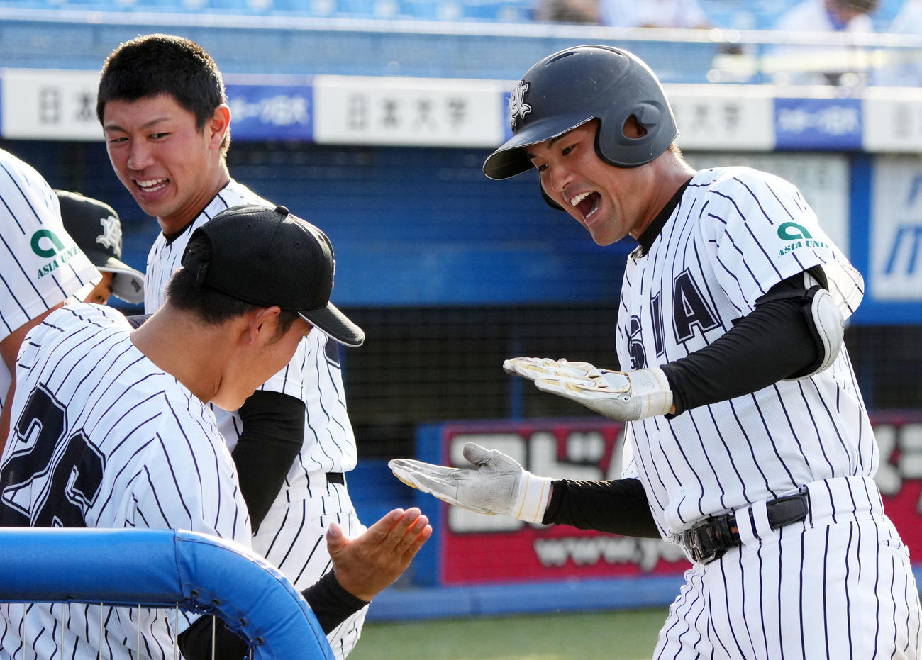 青学大対亜大　5回裏亜大無死、左越え本塁打を放ちポーズを決める木倉（撮影・横山健太）