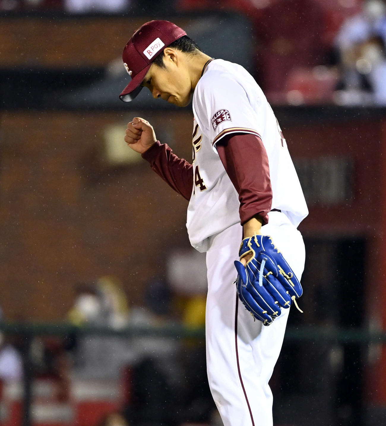 楽天対オリックス　6回表オリックス2死満塁、代打安達を遊ゴロに仕留めた則本昂（撮影・たえ見朱実）