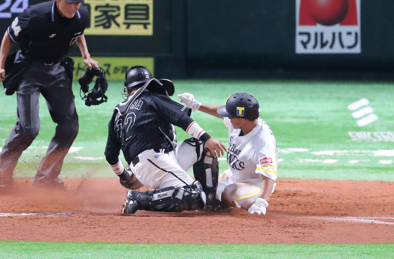 ソフトバンク対ロッテ　9回裏ソフトバンク2死二塁、川島の左前打で釜元が本塁を突くもタッチアウト（撮影・梅根麻紀）