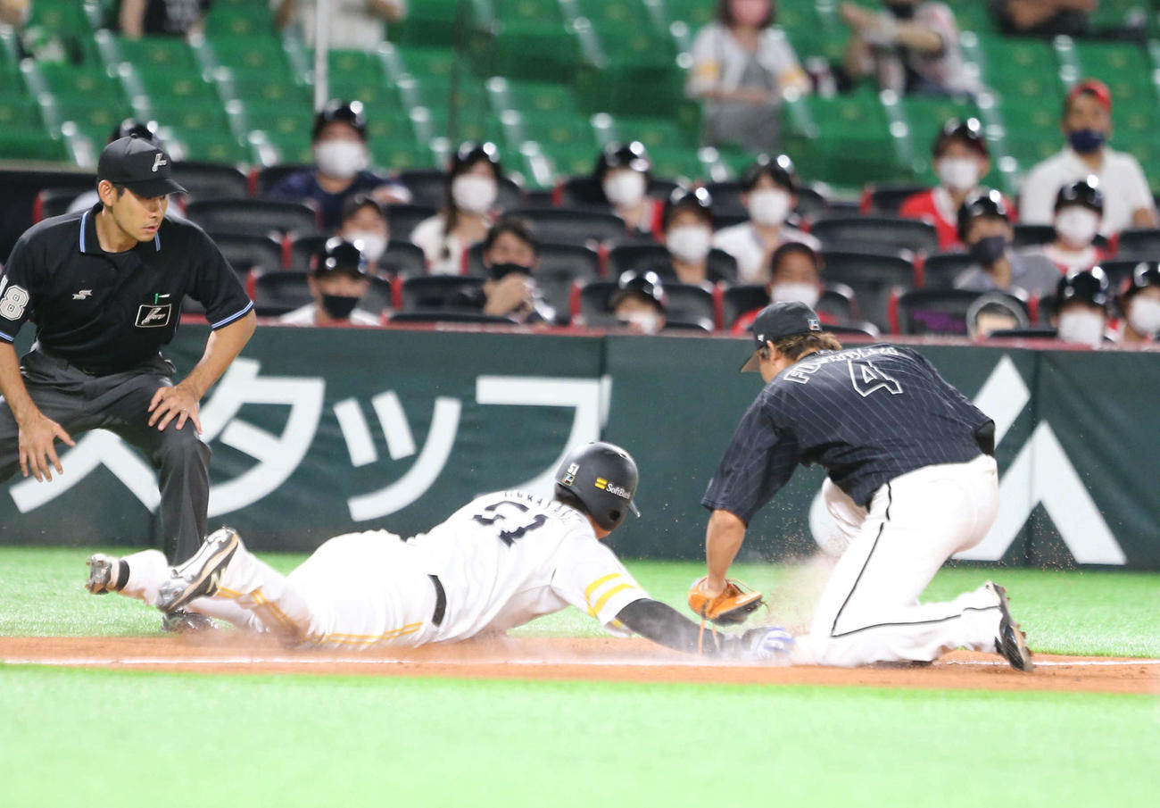 ソフトバンク対ロッテ　8回裏ソフトバンク1死満塁、上林は今宮の右飛で飛び出し帰塁できず（撮影・屋方直哉）