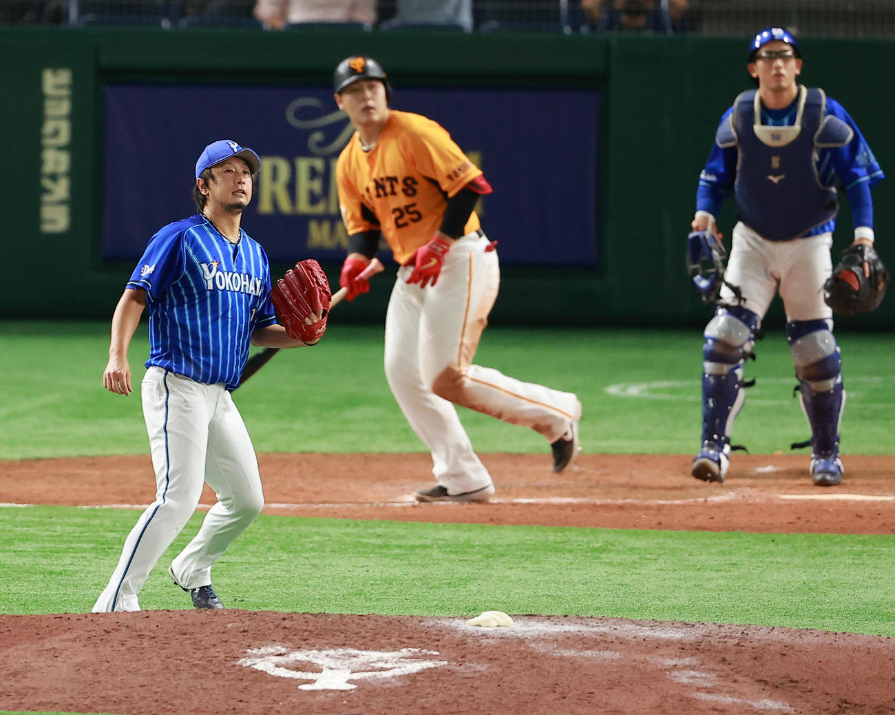 巨人対DeNA 9回裏巨人1死満塁、岡本和にサヨナラの左犠飛を許す三嶋（2021年9月15日撮影）