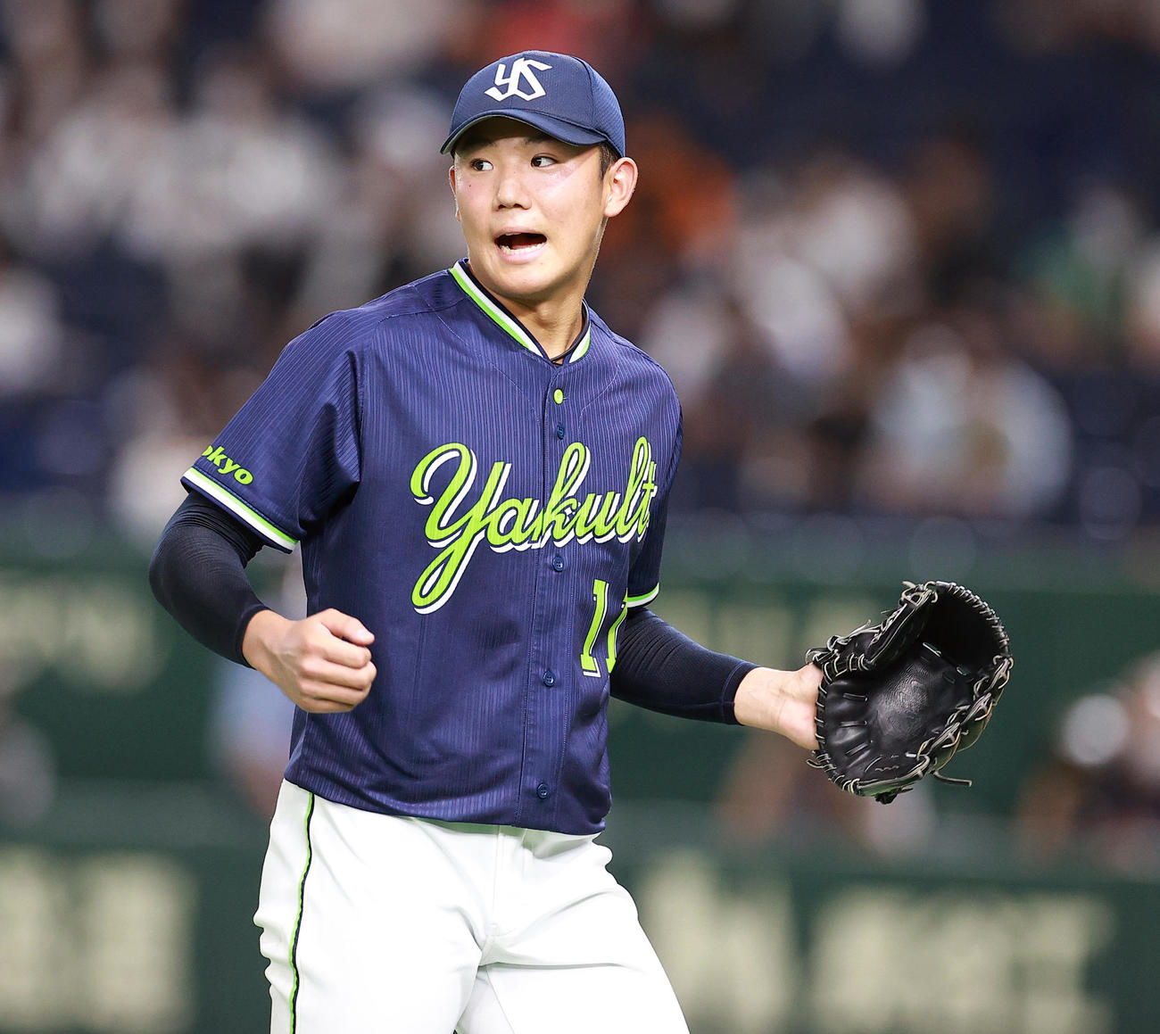 巨人対ヤクルト　6回裏巨人の攻撃を抑え声を出す奥川（撮影・浅見桂子）