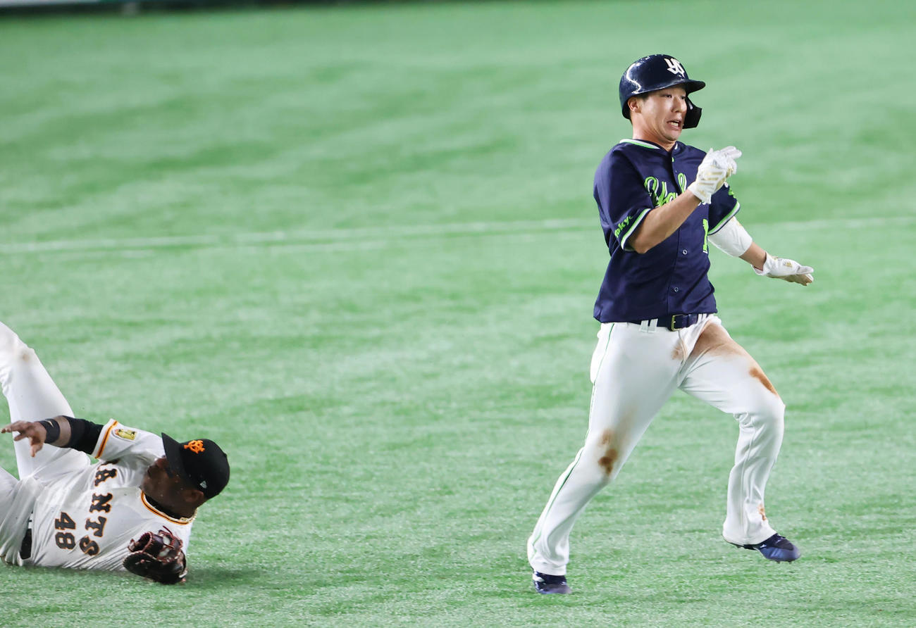 巨人対ヤクルト　7回表ヤクルト2死一塁、打者中村の時、一、二塁間で挟まれダッシュする山田（右）に飛びつきタッチアウトするウィーラー（撮影・垰建太）