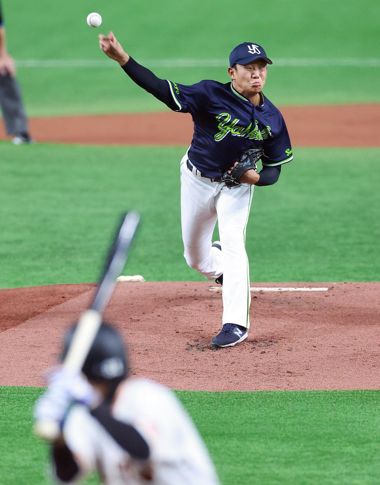 巨人対ヤクルト　力投するヤクルト先発奥川（撮影・浅見桂子）