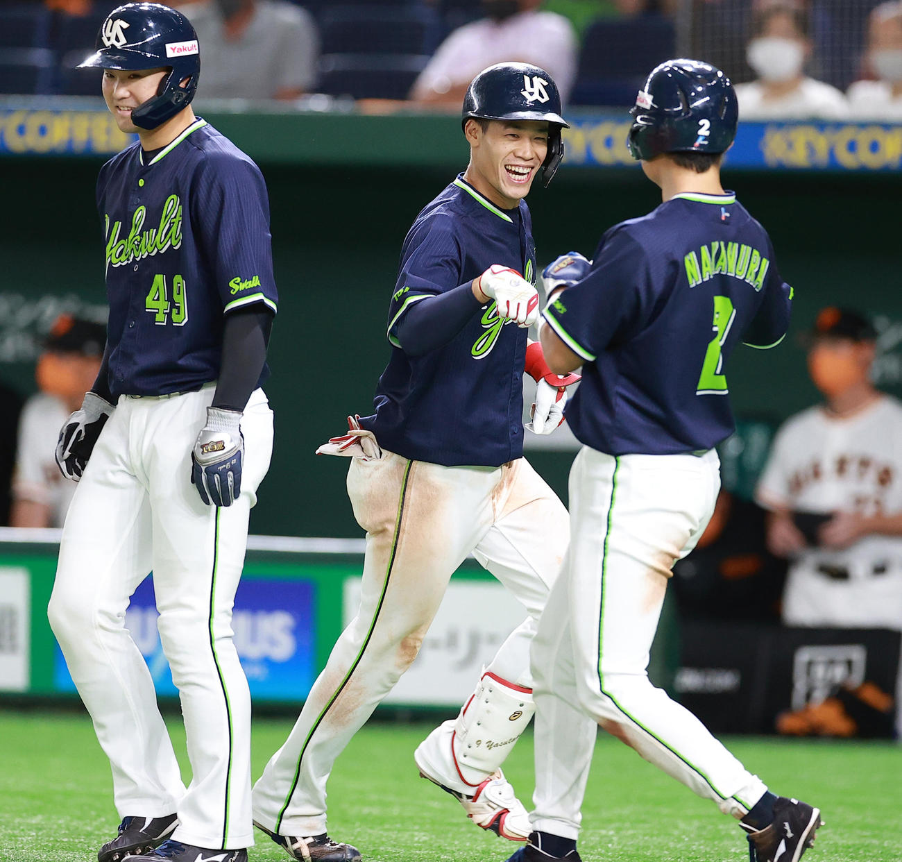 巨人対ヤクルト　8回表ヤクルト1死満塁、塩見（中央）は満塁本塁打を放ち、笑顔で生還する（撮影・浅見桂子）