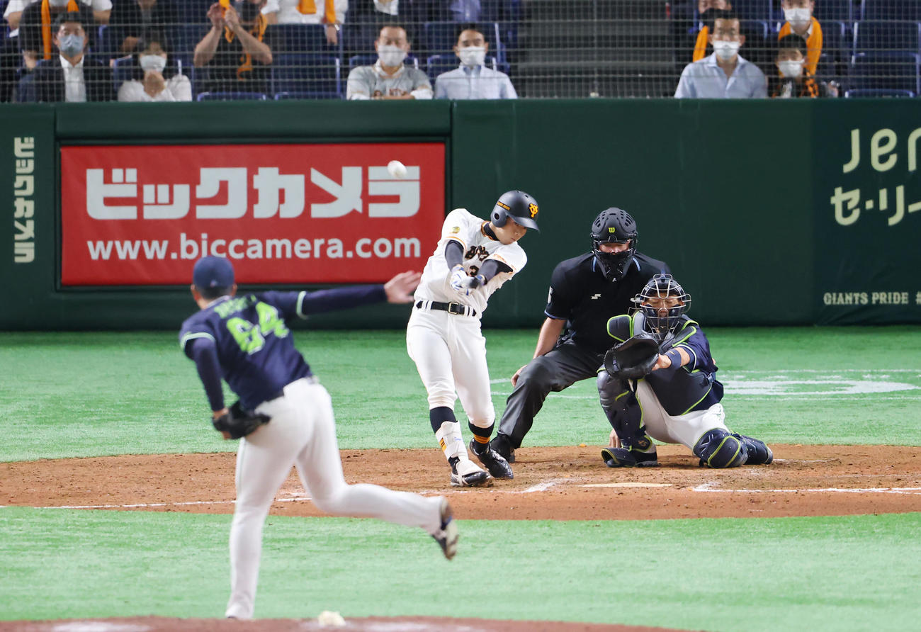 巨人対ヤクルト　9回裏巨人無死、ソロ本塁打を放つ松原。投手大下（撮影・垰建太）