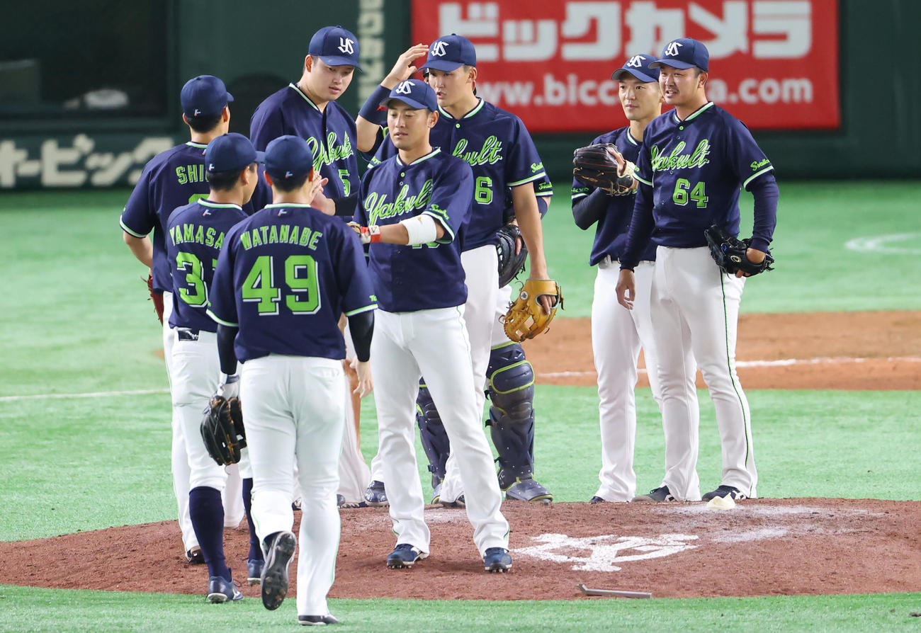 巨人対ヤクルト　巨人に勝利し、喜び合うヤクルトナイン（撮影・垰建太）