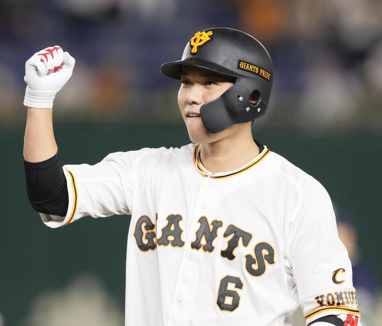 巨人対ヤクルト　1回裏巨人無死一、二塁、坂本は左前適時打を放ちガッツポーズ（撮影・足立雅史）