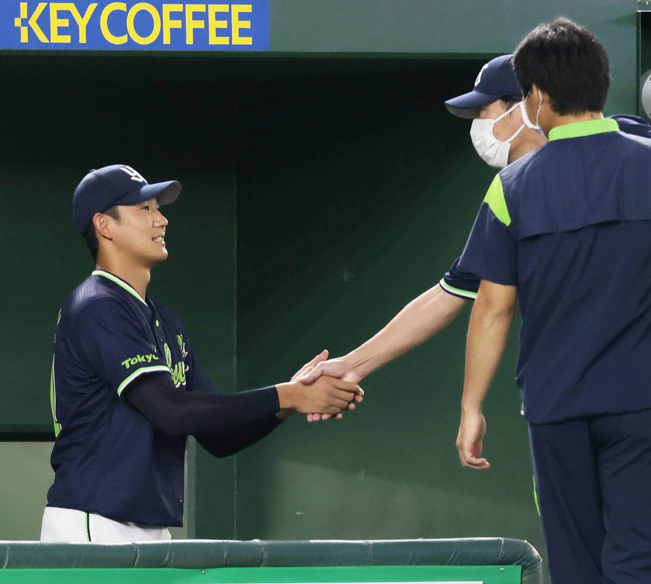 巨人対ヤクルト　7回1失点で勝利を挙げたヤクルト奥川（左）は高津監督と握手を交わす（撮影・足立雅史）