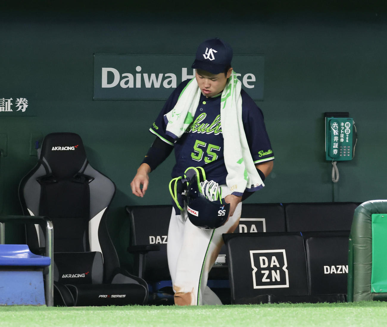巨人対ヤクルト　この日の100号本塁打達成はならず引き揚げるヤクルト村上（撮影・足立雅史）