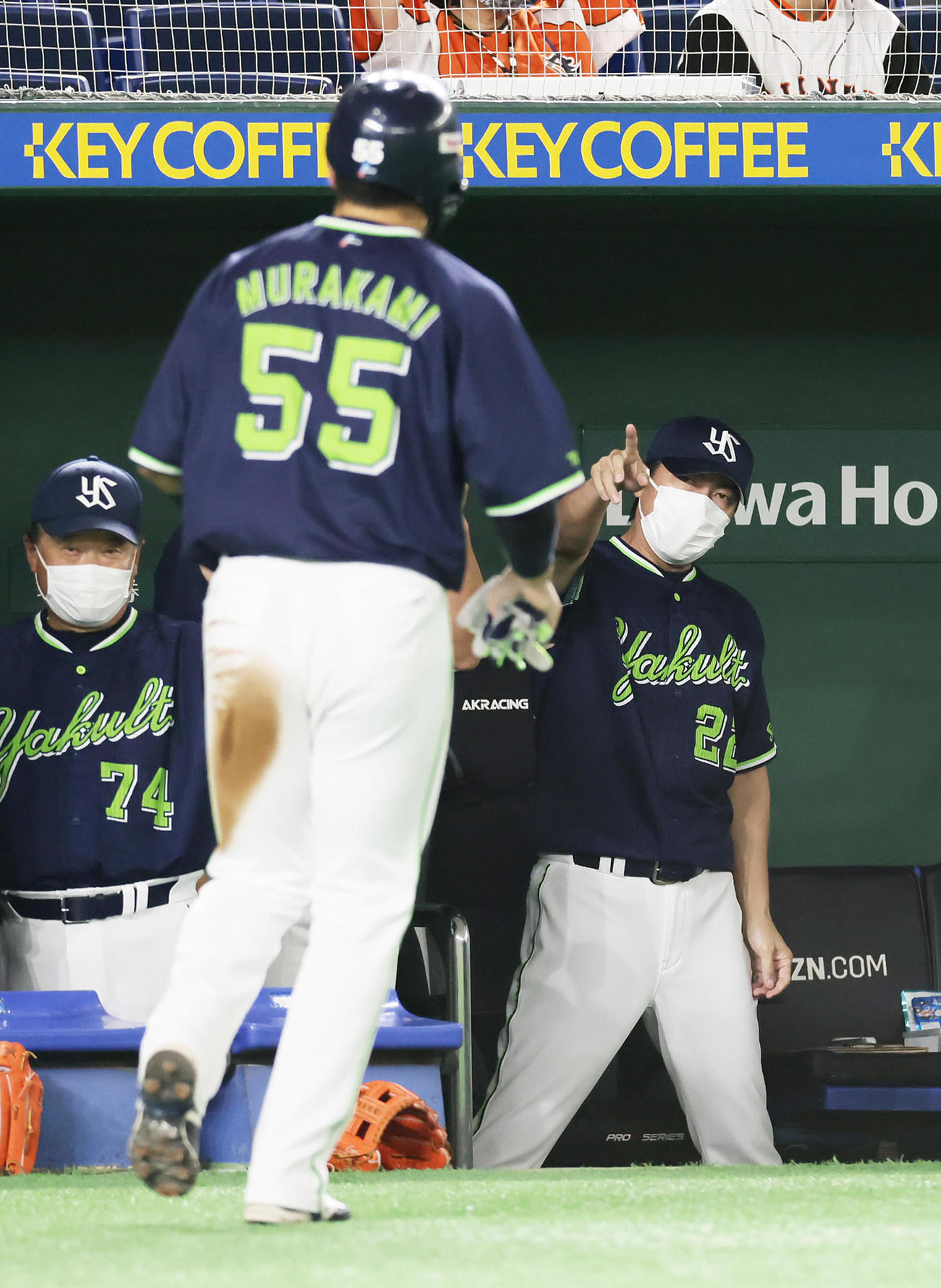 巨人対ヤクルト　2回表ヤクルト1死満塁、西浦の左犠飛で生還した村上（手前）を指さしで迎える高津監督（右）（撮影・足立雅史）