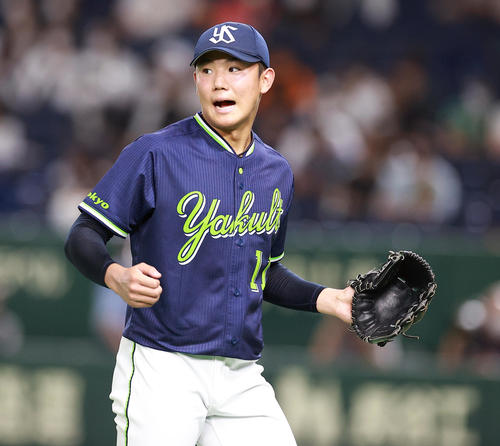 巨人対ヤクルト　6回裏巨人の攻撃を抑え声を出す奥川（撮影・浅見桂子）