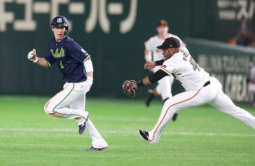 巨人対ヤクルト　7回表ヤクルト2死一塁、一塁走者山田（左）は二塁盗塁を試み、挟まれるも必死にウィーラーから逃げる。結果はアウトになる（撮影・浅見桂子）